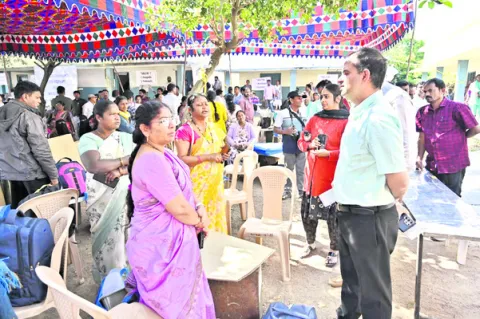 అధికారులు జాగ్రత్తగా వ్యవహరించాలి