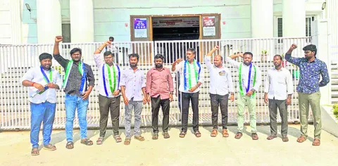 ఒత్తిడి భరించలేకనే విద్యార్థి ఆత్మహత్యాయత్నం 