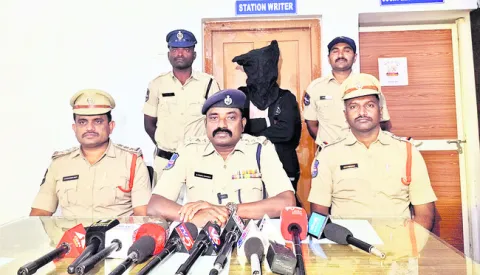 పెళ్లి చేసుకోవాలని అడిగితే ప్రాణం తీశాడు 