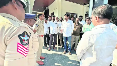 అబ్బయ్యచౌదరిని అడ్డుకున్న పోలీసులు 