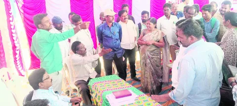 ఏకగ్రీవమైన పంచాయతీలకు ఎన్నికల సిబ్బంది 