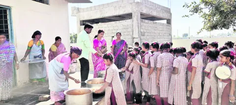 విద్యా సంస్థలకు సెలవు 
