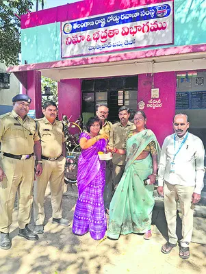 బస్సులో మరిచిపోయిన ఆభరణాలు 