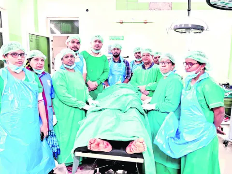 గొంతుకోసుకున్న వ్యక్తికి శస్త్రచికిత్స