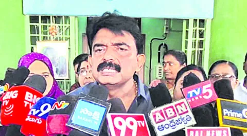 మసిపూసి మారేడుకాయ చేయటంలో చంద్రబాబు దిట్ట 