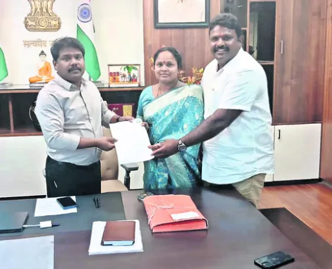 కమిషనర్‌పై చర్యలు తీసుకోండి 