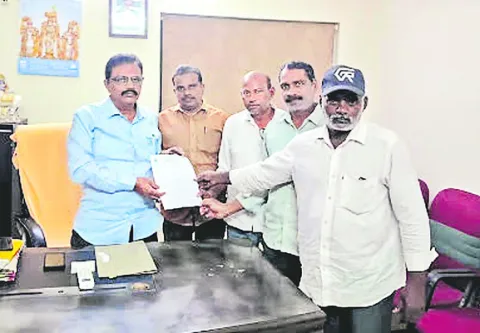 8 నెలలుగా పశువైద్యశాలల్లో మందుల్లేవ్‌ 