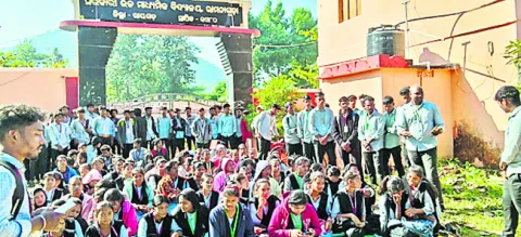 పాఠశాల గేటు వద్ద విద్యార్థుల ఆందోళన