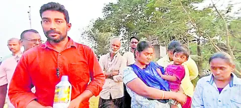 పురుగు మందు డబ్బాతో రోడ్డెక్కిన రైతు 
