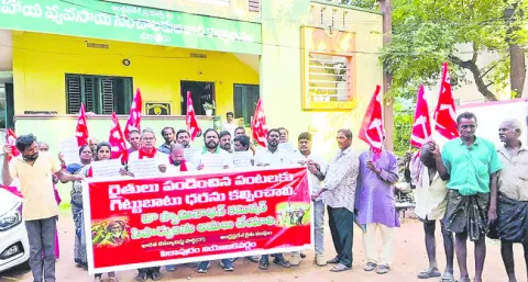 ఫొటోలు కాదు.. రైతులను ఆదుకోండి