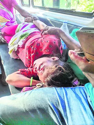 బస్సు, ద్విచక్రవాహనం ఢీ● ముగ్గురికి గాయాలు  
