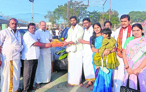 టీటీడీకి రెండు ఈవీ కార్లు విరాళం 