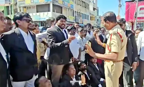 Hindupur One Town CI Rajagopal Naidu allegedly misbehaving with lawyer Abdul Rahim