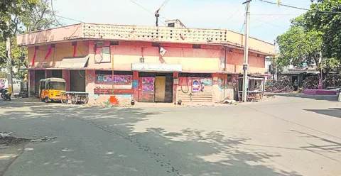 గూడు చెదిరె.. గోడు మిగిలె! 