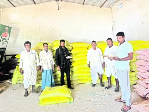 రైతులకు అందుబాటులో ఎరువులు