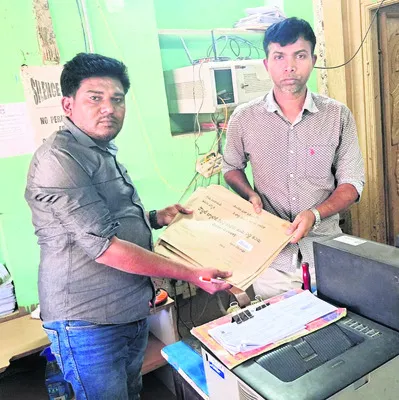 సర్వీస్‌ ఓటర్లకు పోస్టల్‌ బ్యాలెట్‌ ఓట్లు 