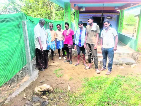 ఆలయ భూమి ఆక్రమణపై పోలీసులకు ఫిర్యాదు 