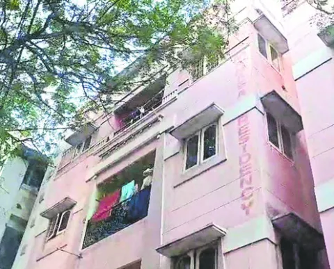 అపార్ట్‌మెంట్‌లోభారీ చోరీ 
