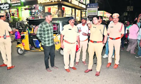 ఏలూరులో పోలీస్‌ ఫుట్‌ పెట్రోలింగ్‌ 