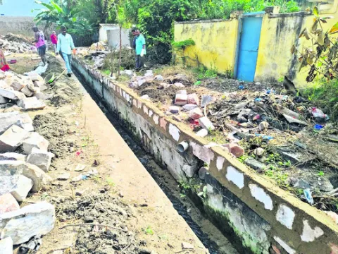 రైల్వే సొమ్ము కాంట్రాక్టర్‌ పాలు 