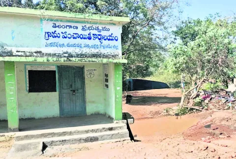 గ్రామం ఇక్కడ, ఓటర్లు అక్కడ..! 