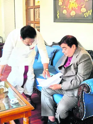 రోడ్ల విస్తరణకు నిధులివ్వండి
