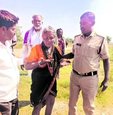 వృద్ధురాలి ఆత్మహత్యాయత్నం.. కాపాడిన స్థానికులు 