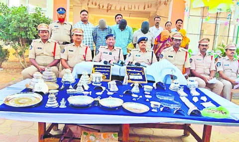 అంతరాష్ట్ర దొంగల ముఠా అరెస్టు