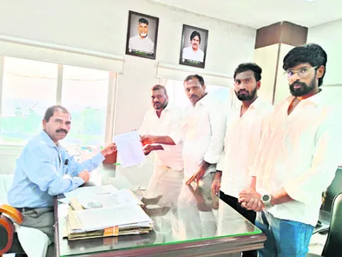 ఏఓ శ్రీనివాస్‌పై ఎస్సీ కమిషన్‌కు ఫిర్యాదు 