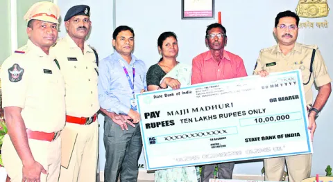 ’కానిస్టేబుల్‌ కుటుంబానికి రూ. 10 లక్షల చెక్కు అందజేత