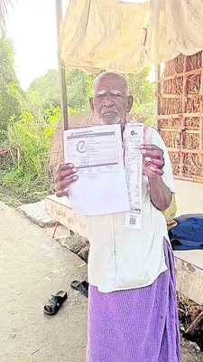 పెన్షన్‌ పంపిణీలో ‘విద్యుత్‌ షాక్‌’..!