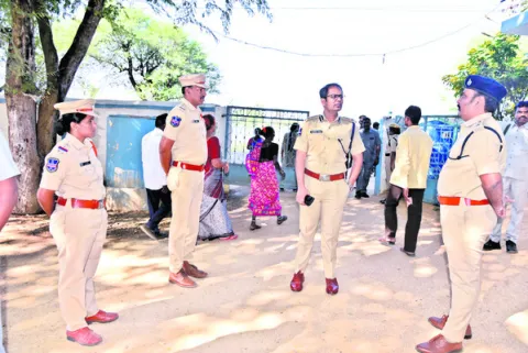 నమిలిగొండ  పోలింగ్‌ కేంద్రంలో సీపీ