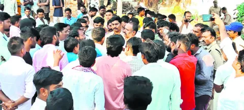 కాంగ్రెస్‌, బీఆర్‌ఎస్‌ శ్రేణుల వాగ్వాదం