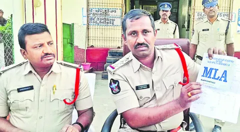 కారు డ్రైవర్‌కు సంకెళ్లు 