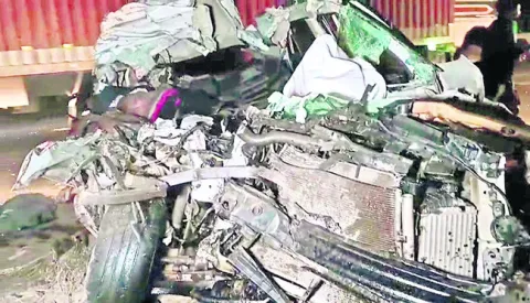 అతి వేగం..  ముగ్గురి ప్రాణాలు బలి