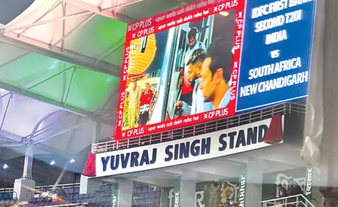 Yuvraj and Harman Kaur stands unveil7
