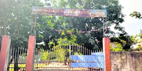 ‘ఆశ్రమ’ంలో అస్తవ్యస్తం..!