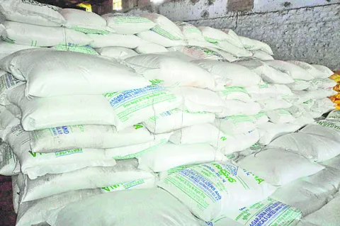 రైతు నెత్తిన ఎరువు దరువు 