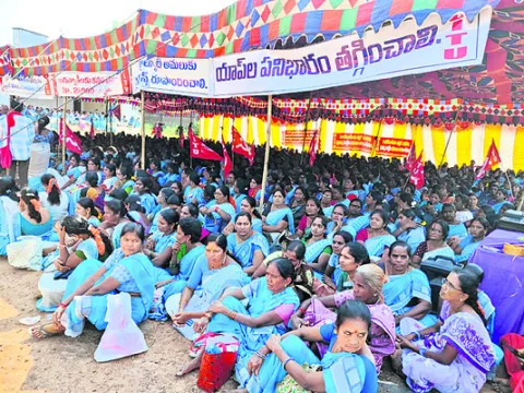 కదం తొక్కిన అంగన్‌వాడీలు 