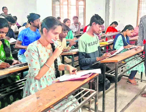 విద్యార్థులపై ఫీజు భారం