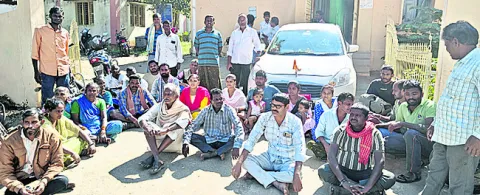 హౌసింగ్‌ డీఈ తీరుపై ఆందోళన 