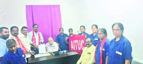 కాంట్రాక్ట్‌ కార్మికులకు పనిభారం 