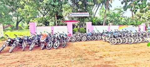 36 బైక్‌లు..ముగ్గురు దొంగలు అరెస్టు 