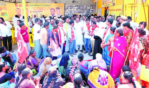 ఎమ్మెల్యే కోట్లను నిలదీసిన పేదలు 