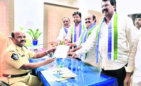 మెడికల్‌ కాలేజీల ప్రైవేటీకరణపై పోరు 