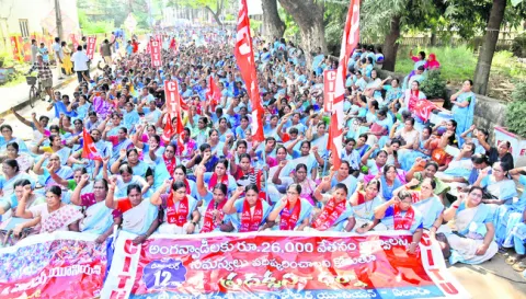 కదం తొక్కిన అంగన్‌వాడీలు 