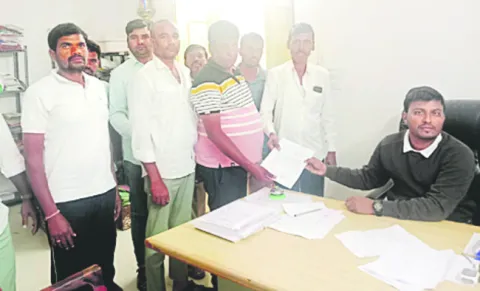 చిన్నమల్లారెడ్డిలో ఒకరి ఆత్మహత్య 