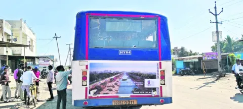 బస్సు అద్దాలు ధ్వంసం  చేసిన యువకుడు 
