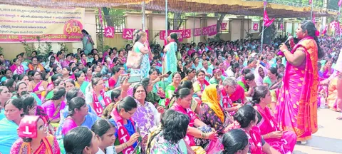 వేతనాల పెంపుకోసం అంగన్వాడీల ధర్నా 

