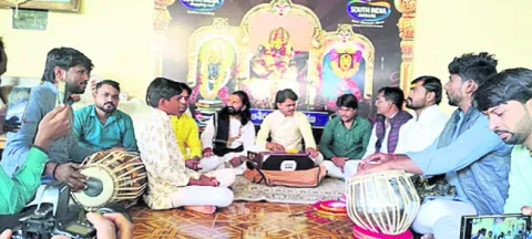 బాసర ఆలయంలో ‘మహా’ భజన